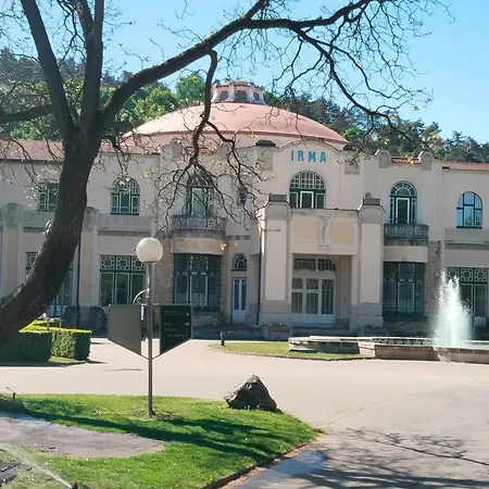 Leier アパート ピエシュチャニ